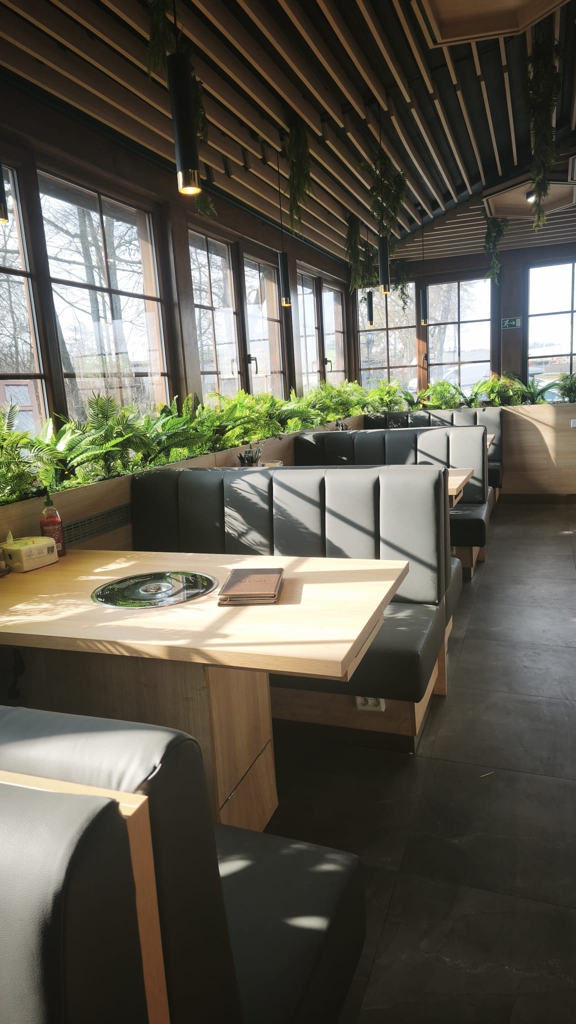 Moderní světlý interiér restaurace Zlatý Drak